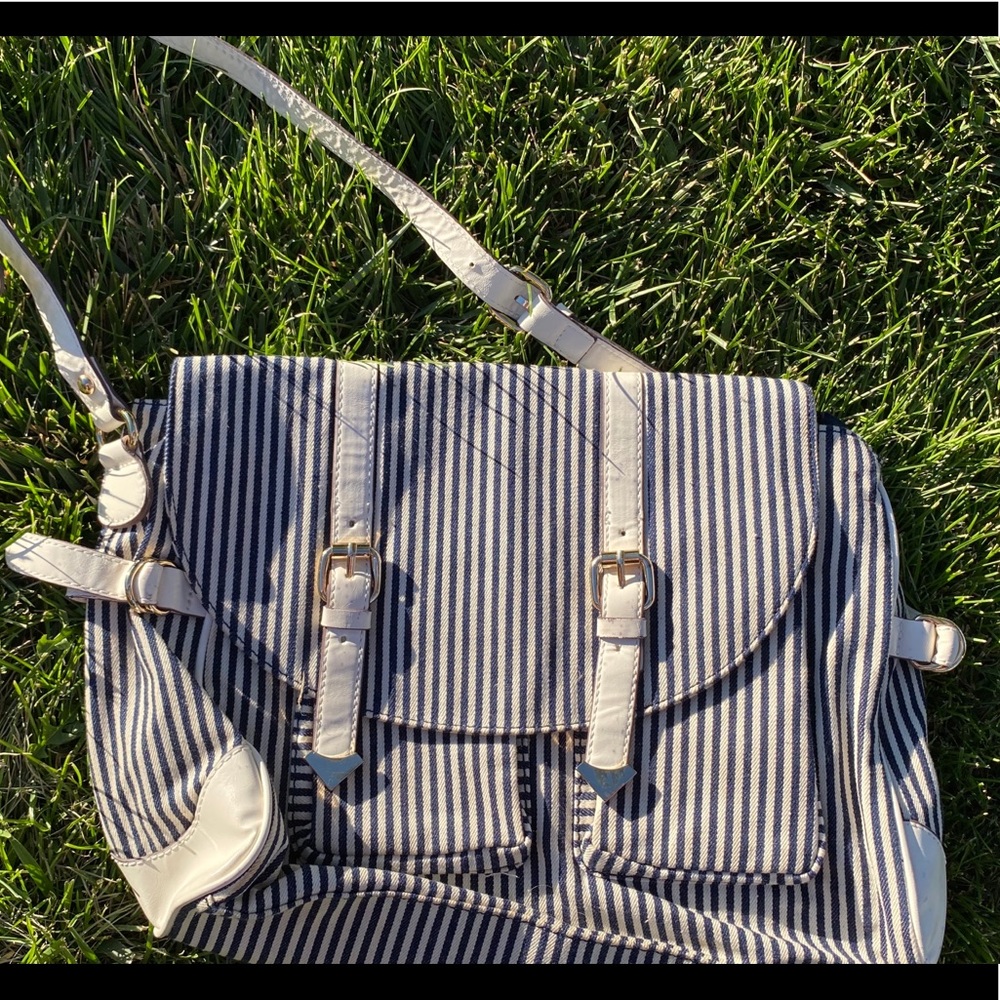 Crossbody bag with stripes